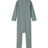 Grøn ribstrikket heldragt med lange ærmer og ben og knapper til baby