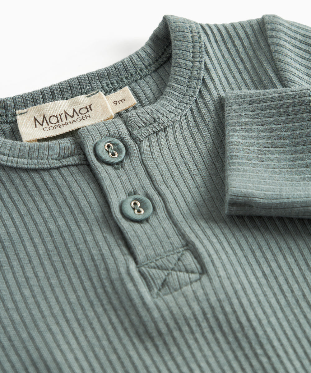 Grøn ribstrikket heldragt med lange ærmer og ben og knapper til baby