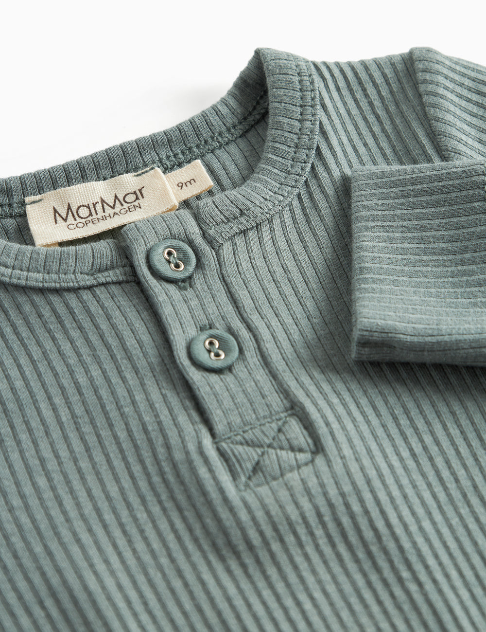 Grøn ribstrikket holdt med lange ærmer og ben og knapper til baby