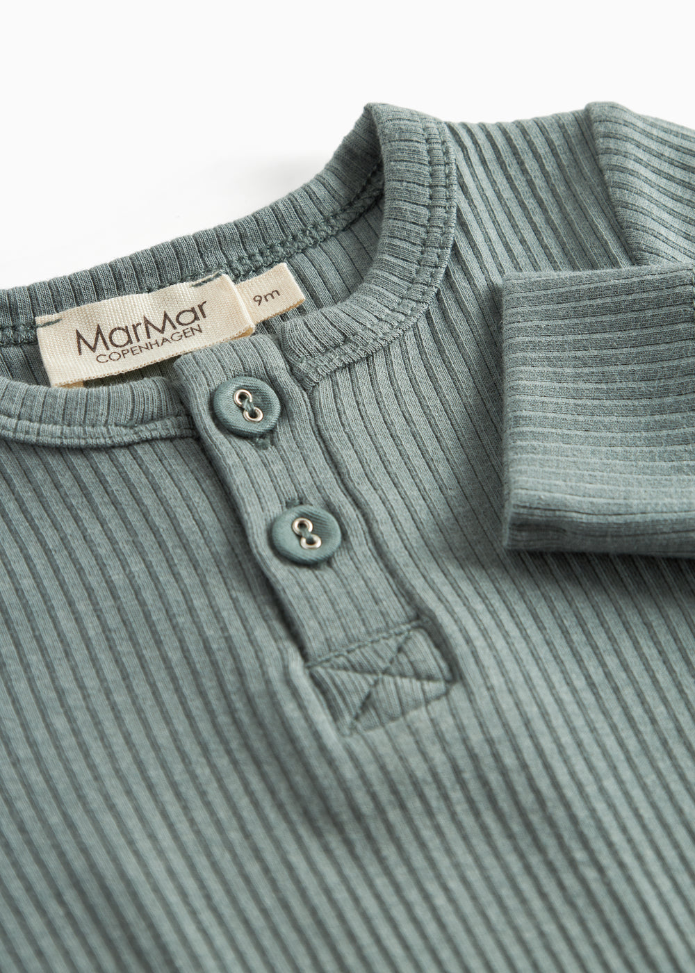 Grøn ribstrikket heldragt med lange ærmer og ben og knapper til baby