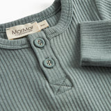 Grøn ribstrikket heldragt med lange ærmer og ben og knapper til baby