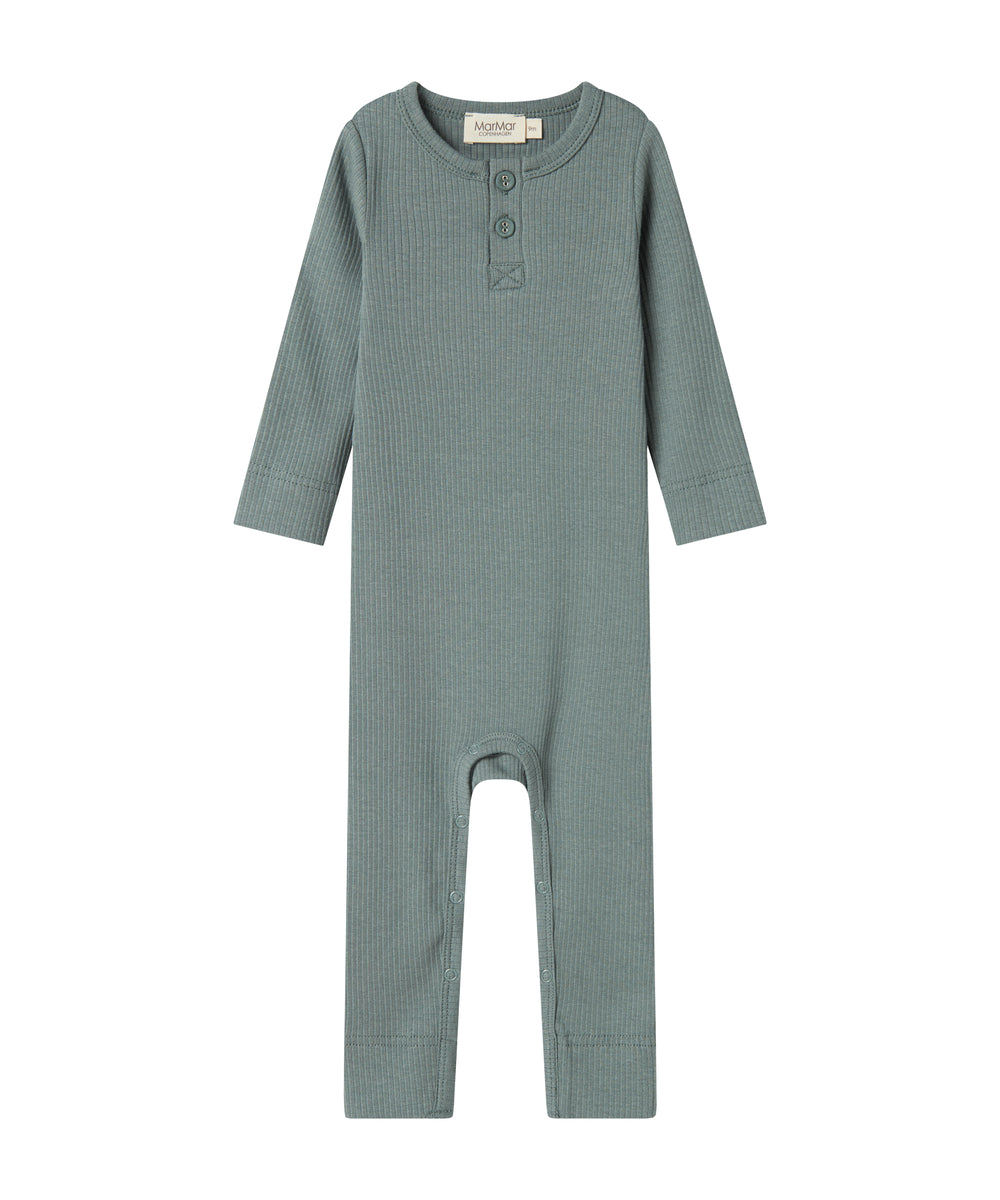 Grøn ribstrikket heldragt med lange ærmer og ben og knapper til baby