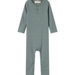 Grøn ribstrikket heldragt med lange ærmer og ben og knapper til baby