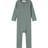 Grøn ribstrikket heldragt med lange ærmer og ben og knapper til baby