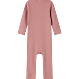 Lyserød ribstrikket heldragt med lange ærmer og ben og knapper til baby