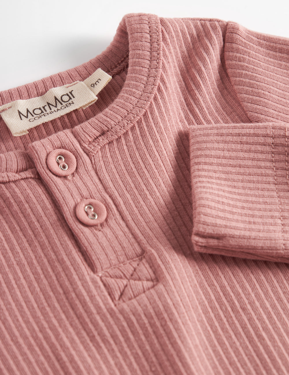 Lyserød ribstrikket heldragt med lange ærmer og ben og knapper til baby