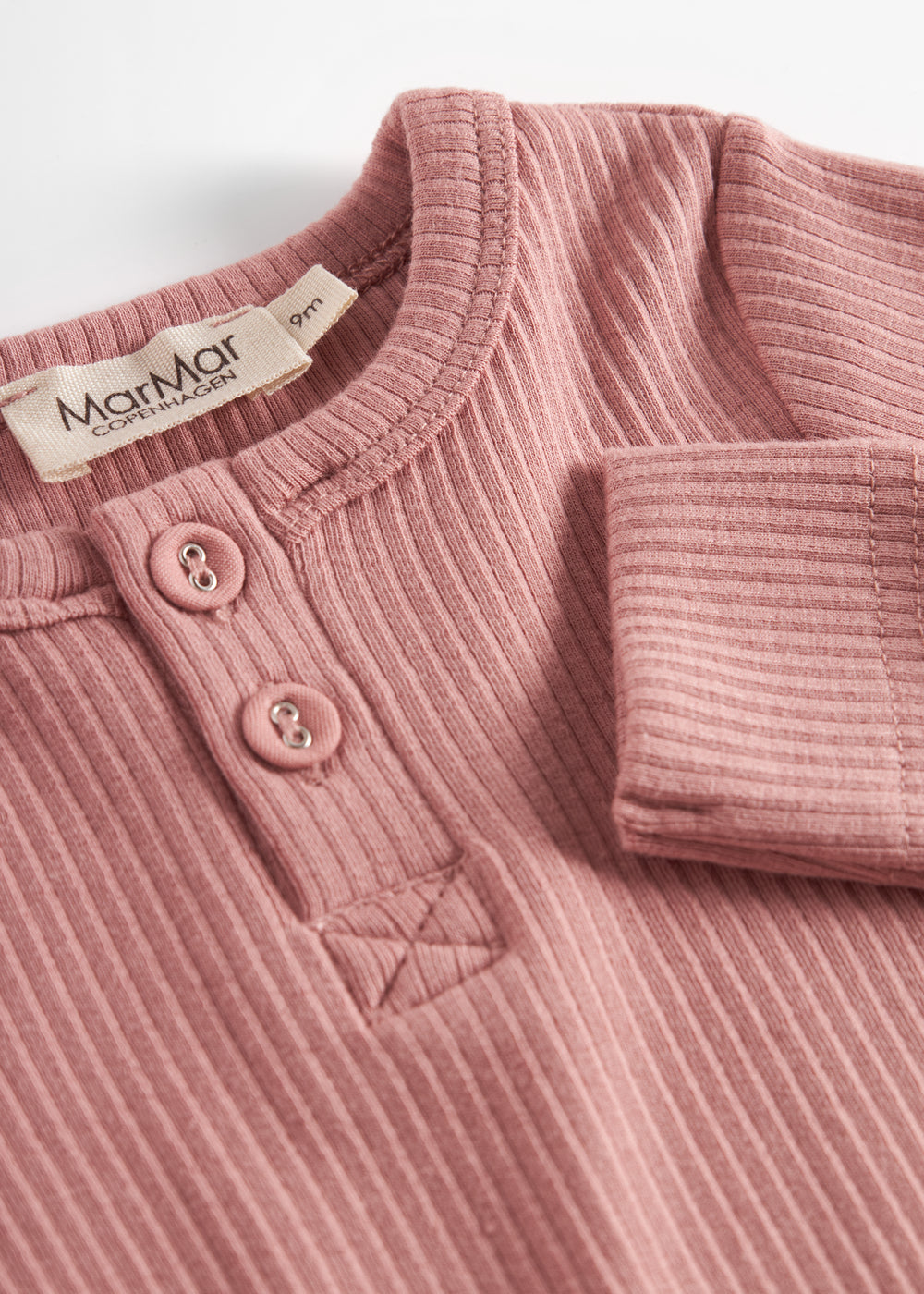 Lyserød ribstrikket heldragt med lange ærmer og ben og knapper til baby