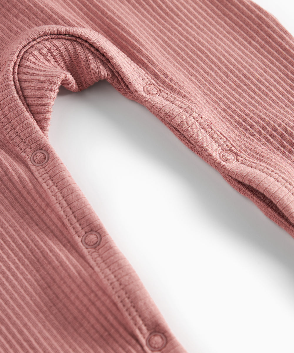 Lyserød ribstrikket heldragt med lange ærmer og ben og knapper til baby