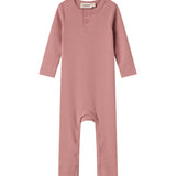 Lyserød ribstrikket heldragt med lange ærmer og ben og knapper til baby