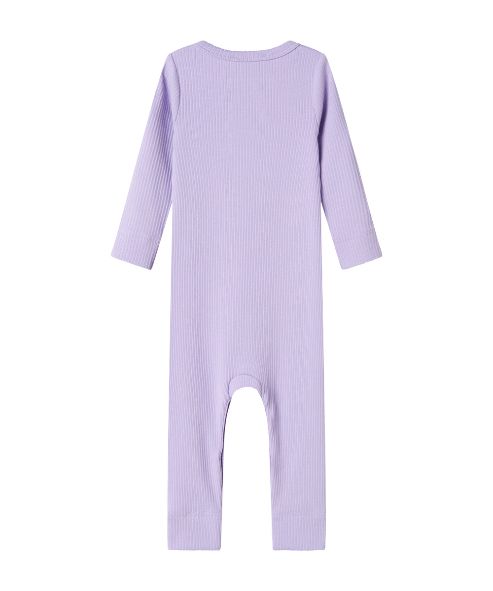 Ribbstrikket lilla heldragt til baby i blødt materiale med lange ærmer, lange ben og knapper