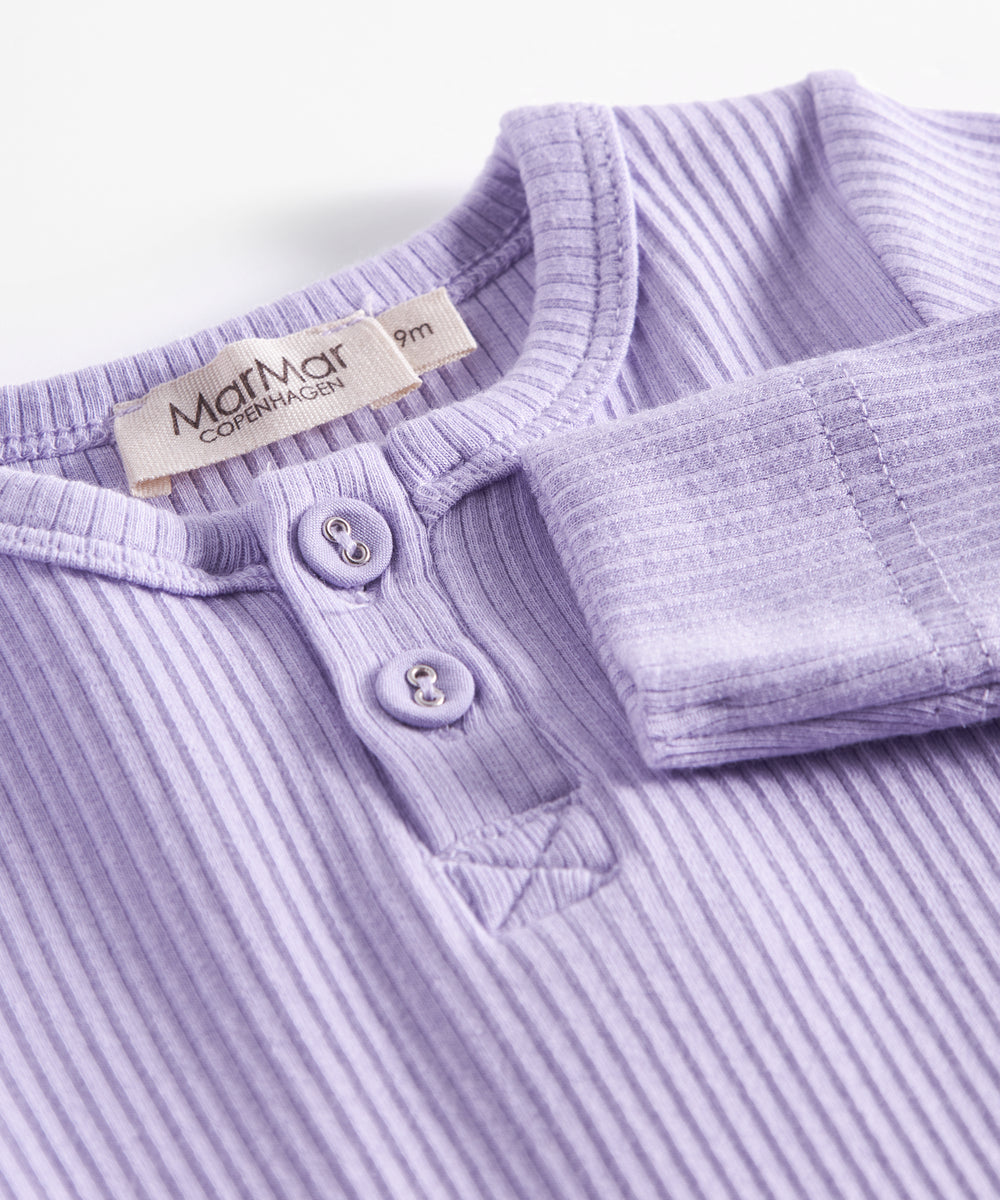 Ribbstrikket lilla heldragt til baby i blødt materiale med lange ærmer, lange ben og knapper