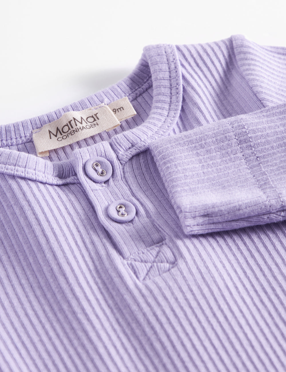 Ribbstrikket lilla heldragt til baby i blødt materiale med lange ærmer, lange ben og knapper.