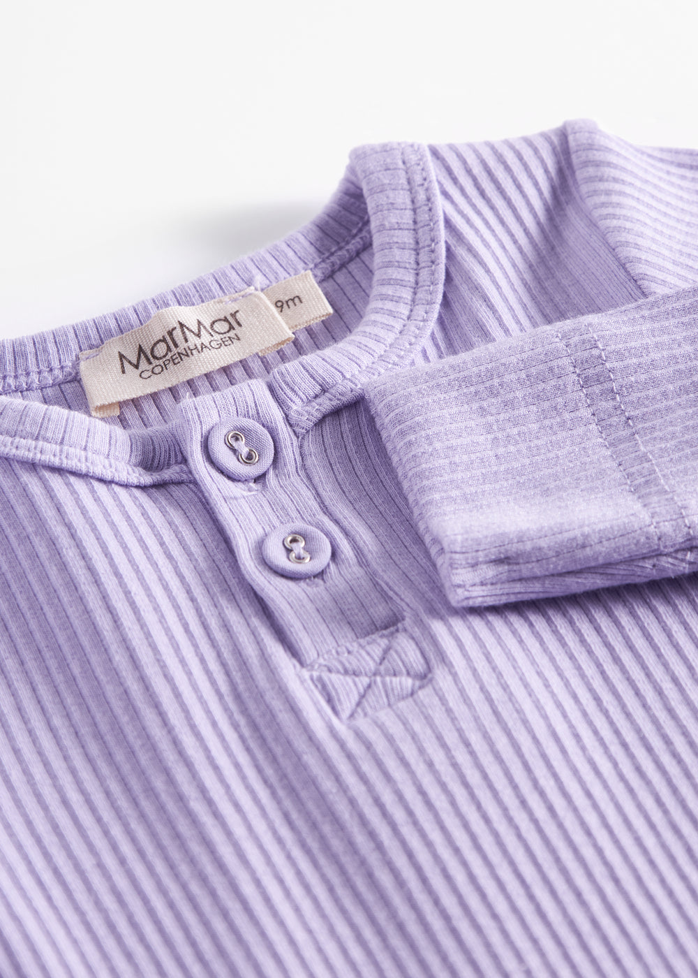 Ribbstrikket lilla heldragt til baby i blødt materiale med lange ærmer, lange ben og knapper