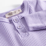 Ribbstrikket lilla heldragt til baby i blødt materiale med lange ærmer, lange ben og knapper