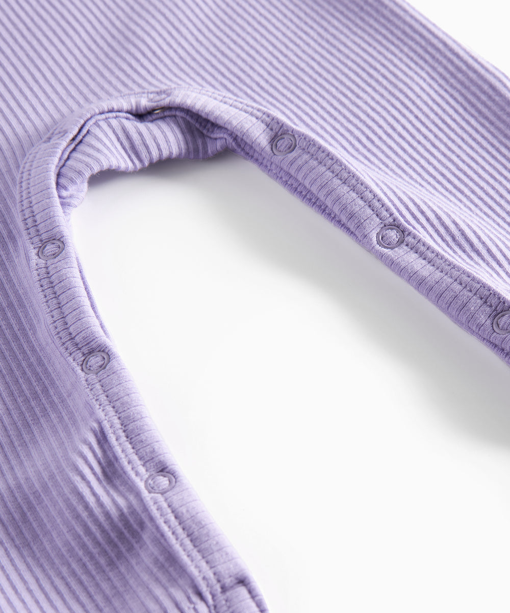 Ribbstrikket lilla heldragt til baby i blødt materiale med lange ærmer, lange ben og knapper