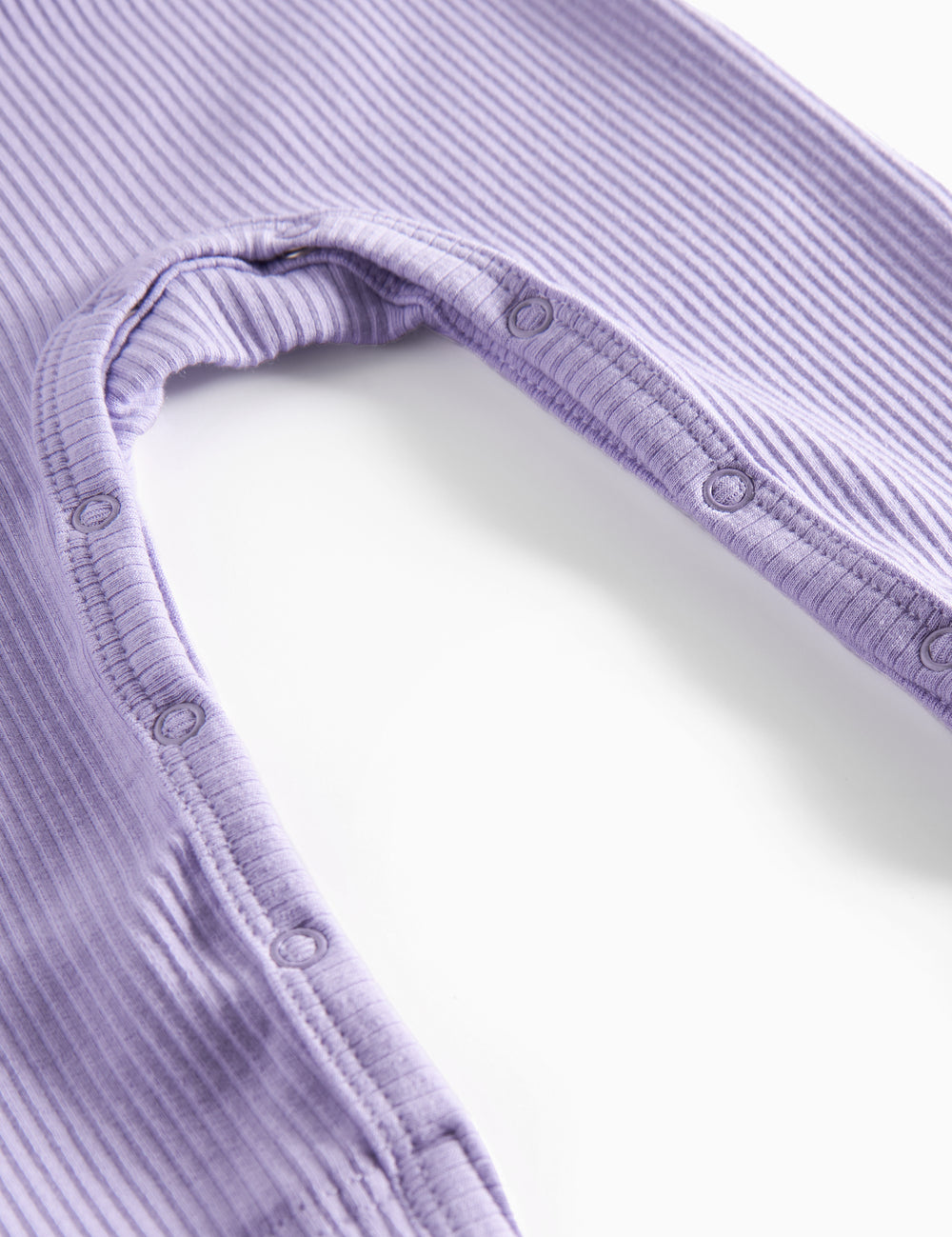 Ribbstrikket lilla heldragt til baby i blødt materiale med lange ærmer, lange ben og knapper