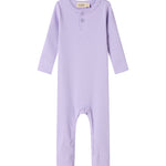 Ribbstrikket lilla heldragt til baby i blødt materiale med lange ærmer, lange ben og knapper