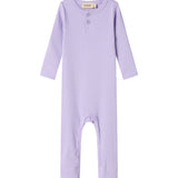Ribbstrikket lilla heldragt til baby i blødt materiale med lange ærmer, lange ben og knapper