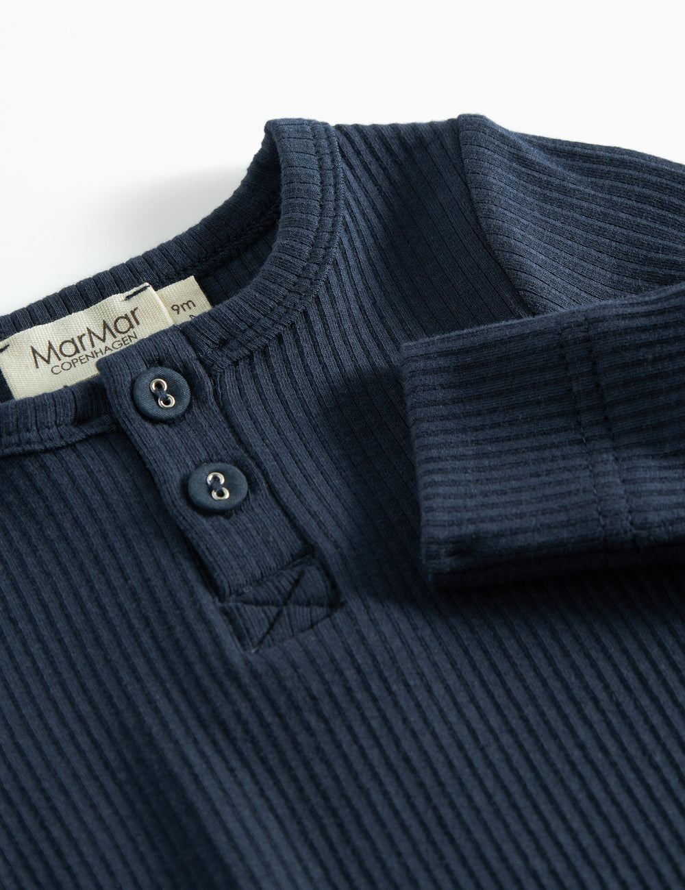 Ribbstrikket blå holdtt til baby i bløødt mater materærrmer, lange ben og knapper