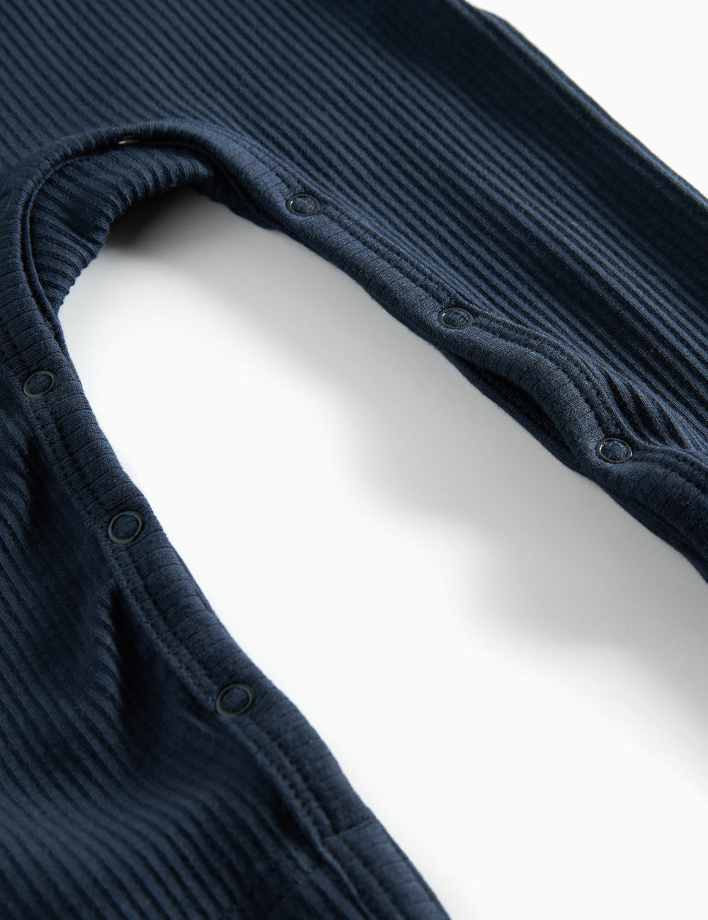 Ribbstrikket blå heldragt til baby i blødt materiale med lange ærmer, lange ben og knapper