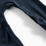 Ribbstrikket blå heldragt til baby i blødt materiale med lange ærmer, lange ben og knapper