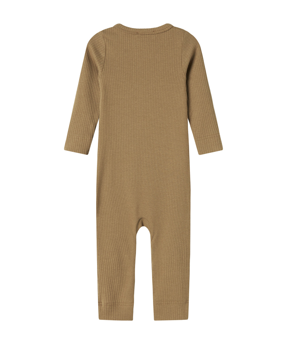 Ribbstrikket brun heldragt til baby i blødt materiale med lange ærmer, lange ben og knapper