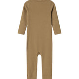 Ribbstrikket brun heldragt til baby i blødt materiale med lange ærmer, lange ben og knapper
