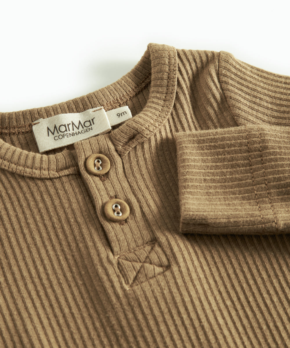 Ribbstrikket brun heldragt til baby i blødt materiale med lange ærmer, lange ben og knapper