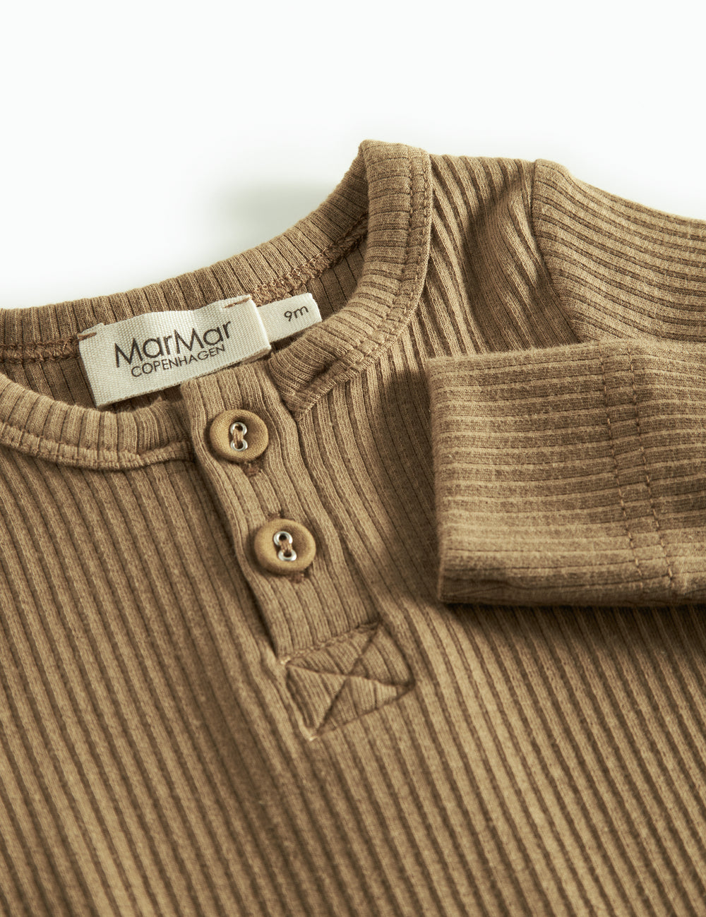 Ribbstrikket brun holdragt til baby i blødt materiale med lange ærmer, lange ben og knapper