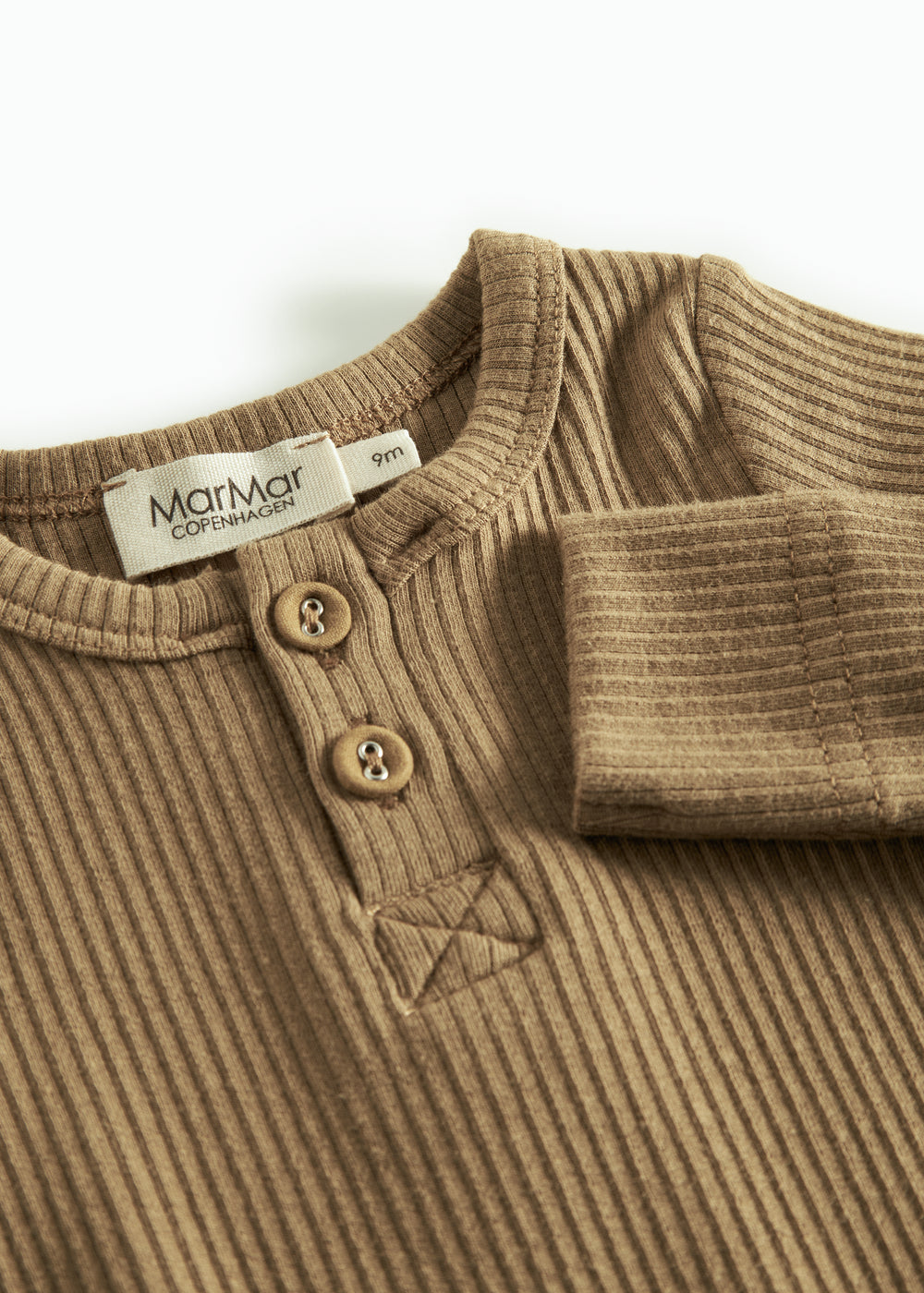 Ribbstrikket brun heldragt til baby i blødt materiale med lange ærmer, lange ben og knapper