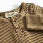 Ribbstrikket brun heldragt til baby i blødt materiale med lange ærmer, lange ben og knapper