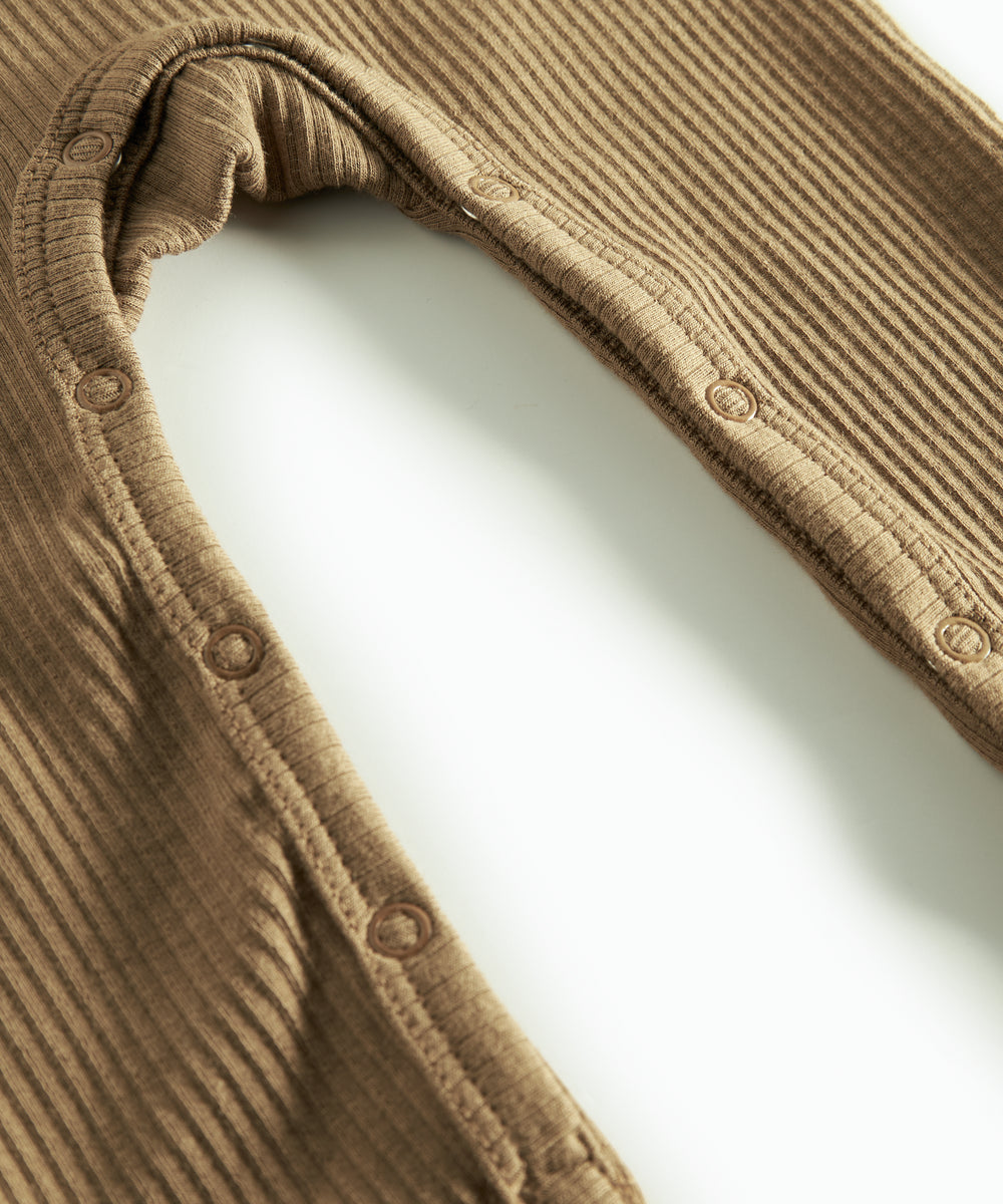 Ribbstrikket brun heldragt til baby i blødt materiale med lange ærmer, lange ben og knapper