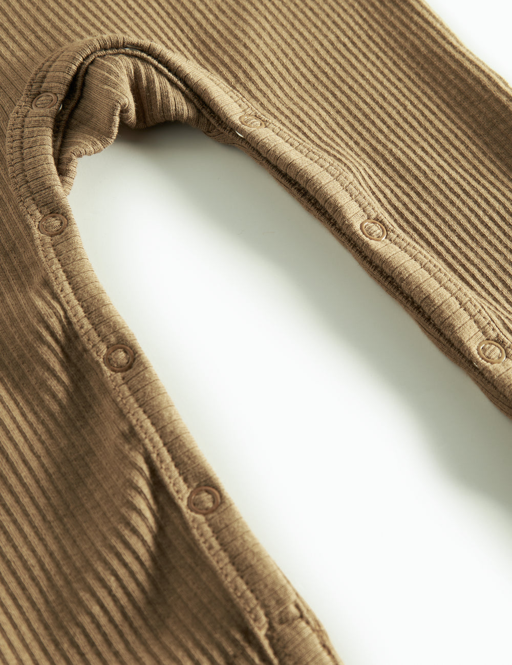 Ribbstrikket brun holdragt til baby i blødt materiale med lange ærmer, lange ben og knapper