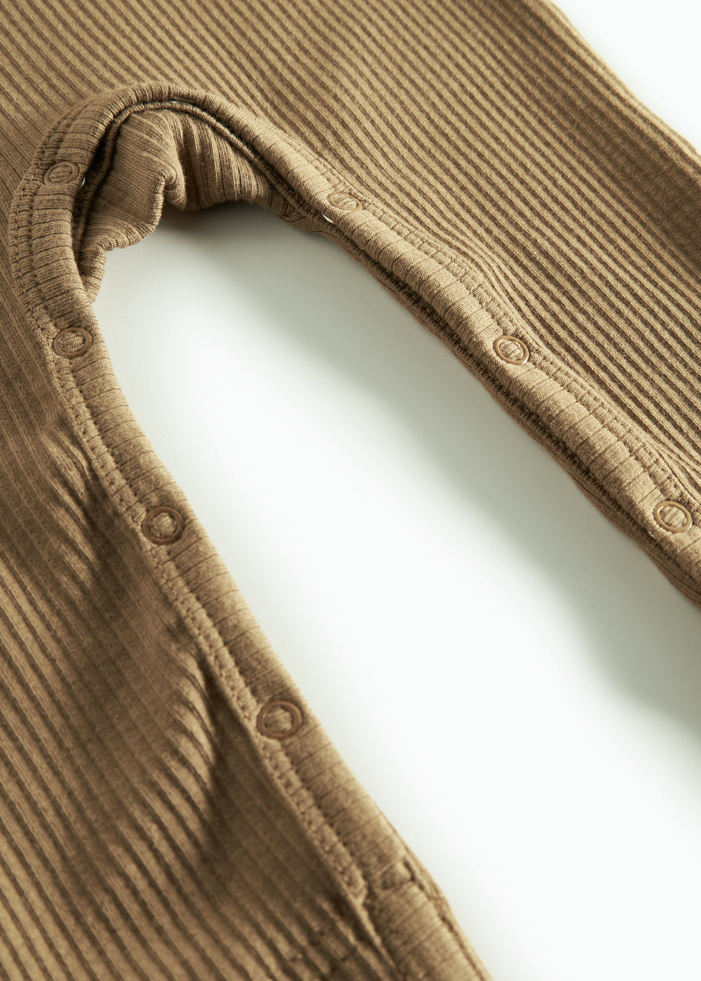 Ribbstrikket brun heldragt til baby i blødt materiale med lange ærmer, lange ben og knapper