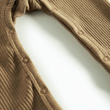 Ribbstrikket brun heldragt til baby i blødt materiale med lange ærmer, lange ben og knapper