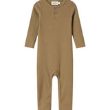 Ribbstrikket brun heldragt til baby i blødt materiale med lange ærmer, lange ben og knapper