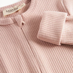 Ribbstrikket lyserød heldragt til baby i blødt materiale med lange ærmer og lange ben og lynlås