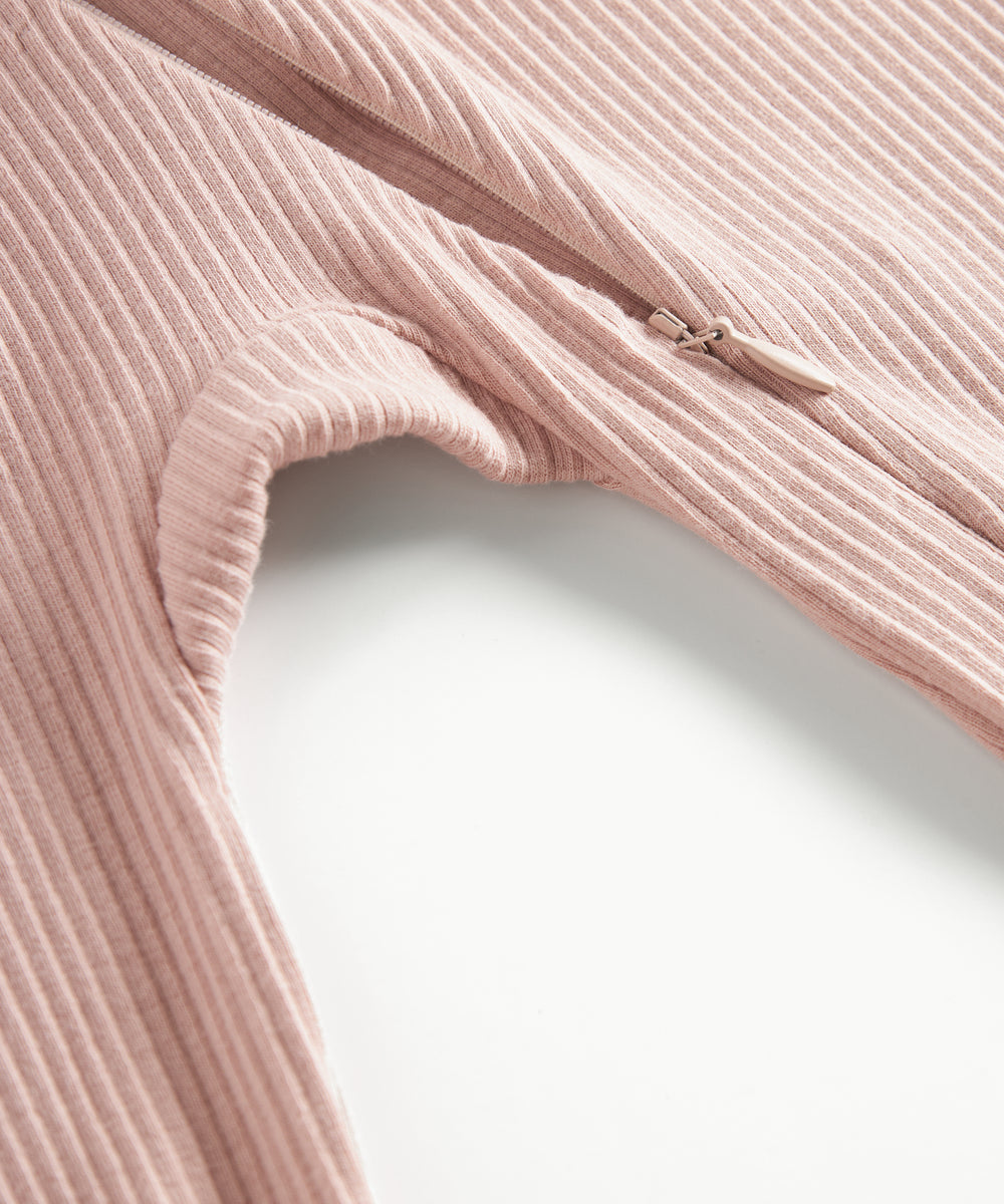 Ribbstrikket lyserød heldragt til baby i blødt materiale med lange ærmer og lange ben og lynlås