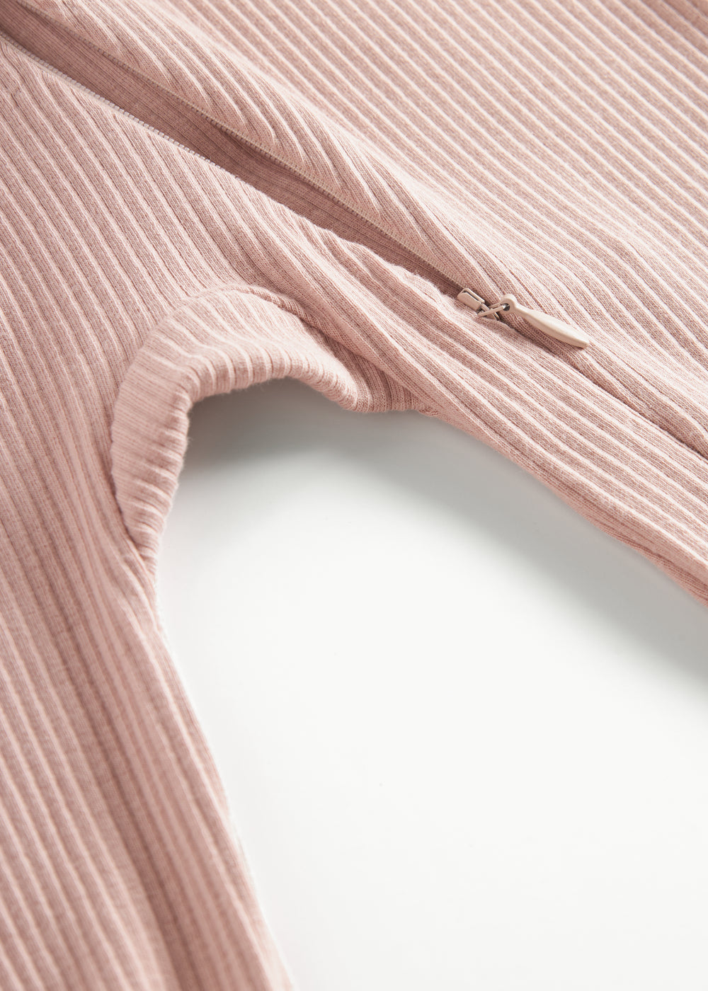 Ribbstrikket lyserød heldragt til baby i blødt materiale med lange ærmer og lange ben og lynlås