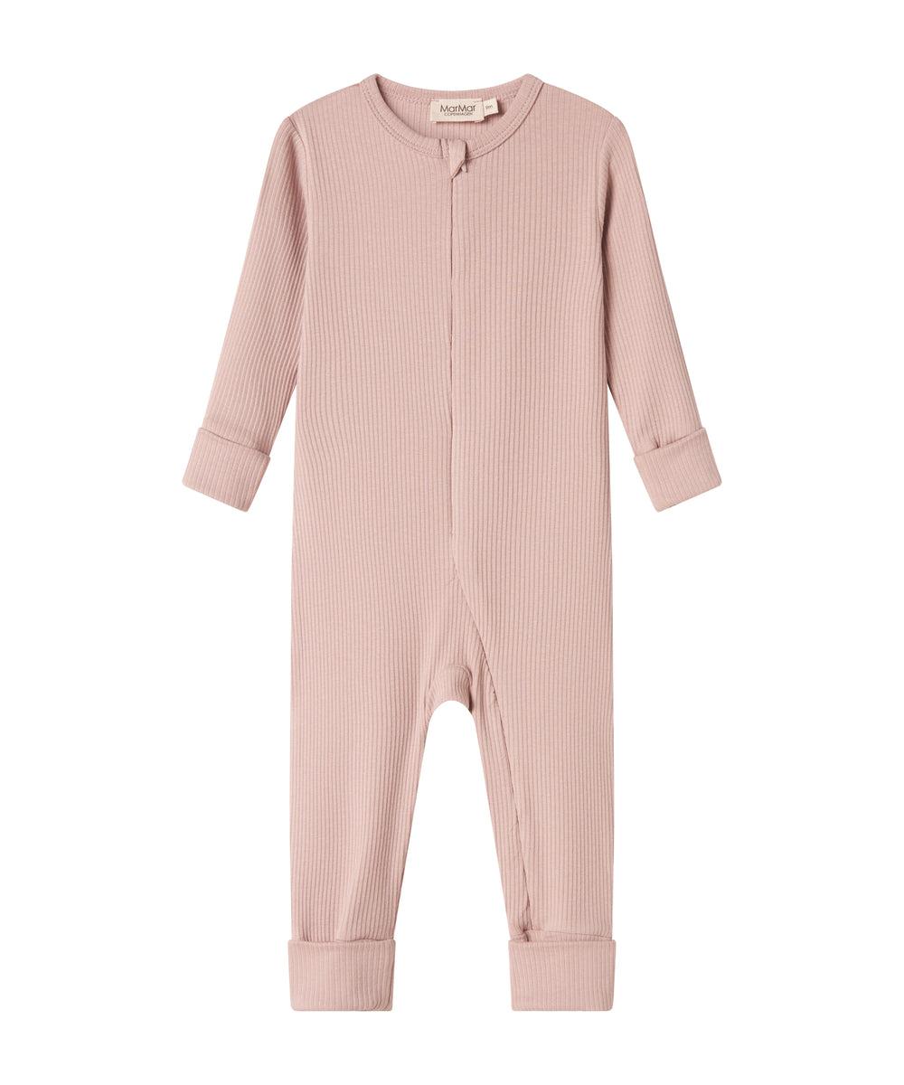 Ribbstrikket lyserød heldragt til baby i blødt materiale med lange ærmer og lange ben og lynlås