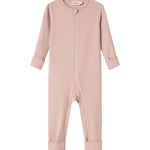 Ribbstrikket lyserød heldragt til baby i blødt materiale med lange ærmer og lange ben og lynlås