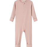 Ribbstrikket lyserød heldragt til baby i blødt materiale med lange ærmer og lange ben og lynlås