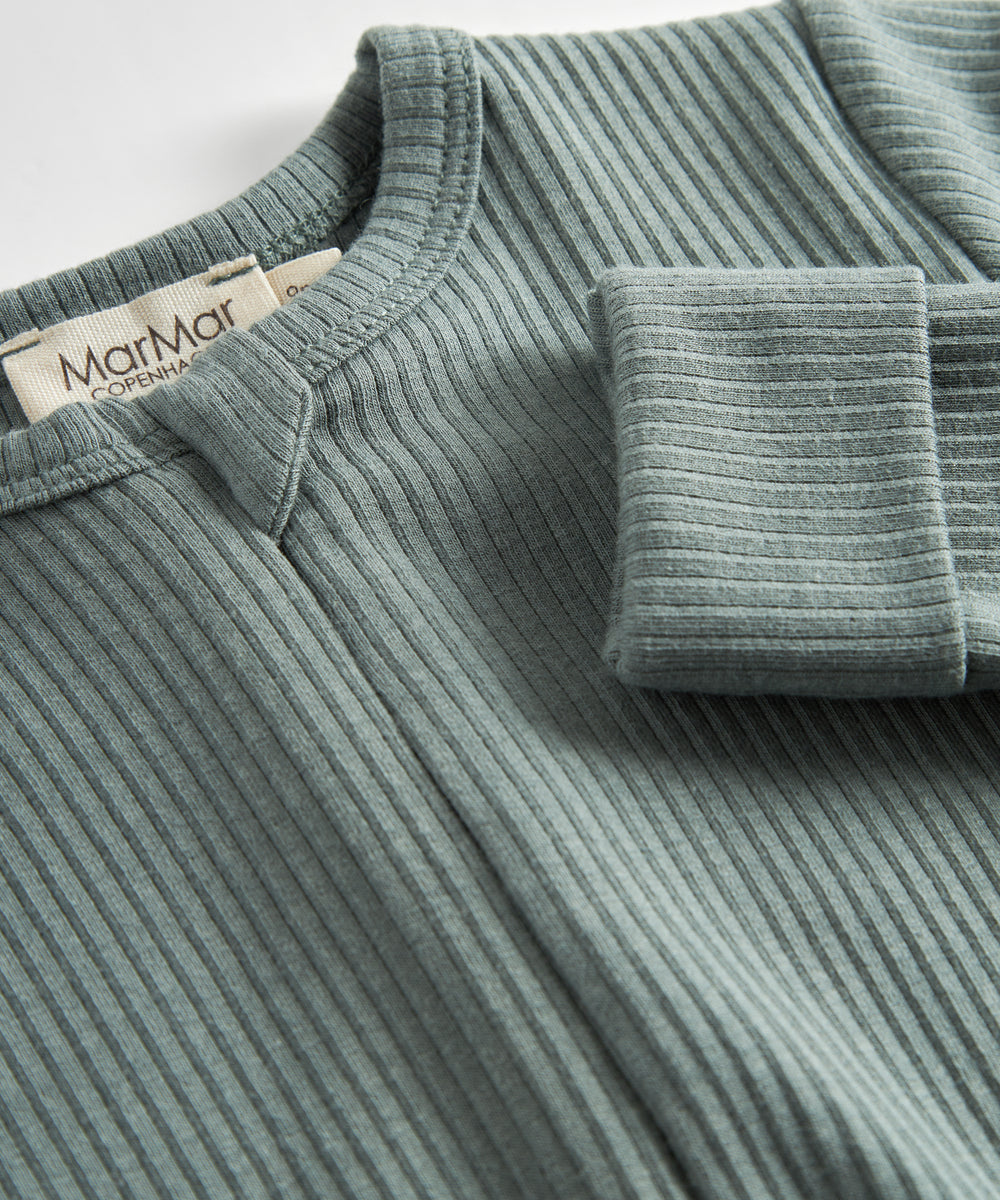 Grøn ribstrikket heldragt med lange ærmer og ben til baby