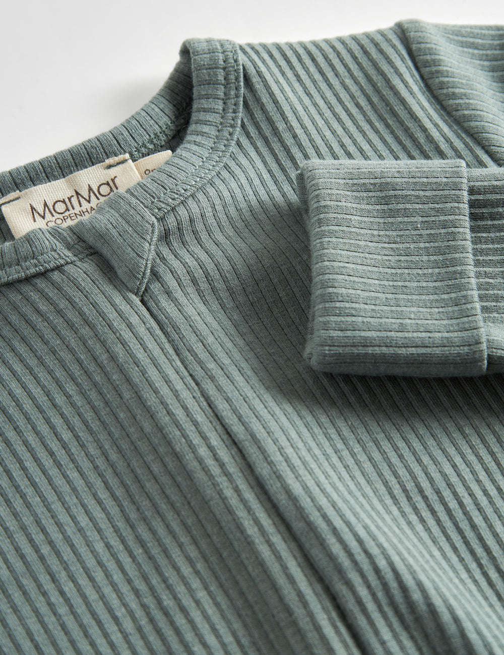 Grøn ribstrikket holdt med lange ærmer og ben til baby