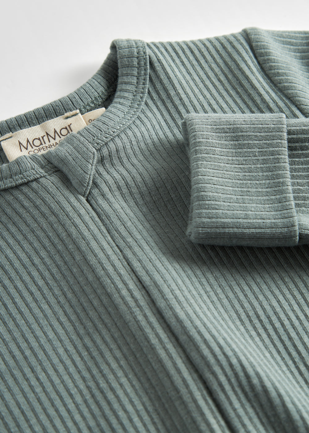 Grøn ribstrikket heldragt med lange ærmer og ben til baby