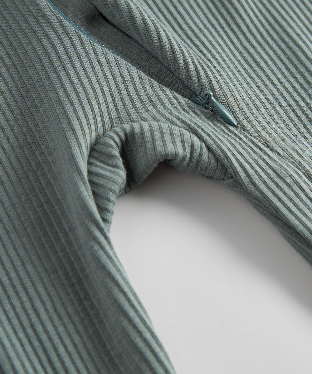 Grøn ribstrikket heldragt med lange ærmer og ben til baby