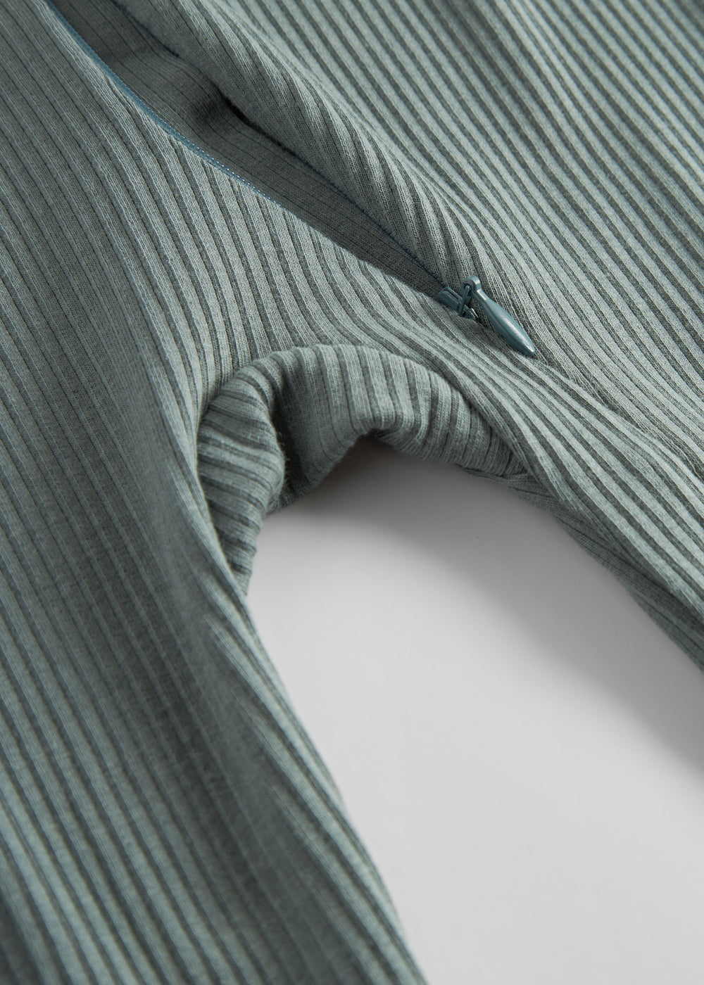 Grøn ribstrikket heldragt med lange ærmer og ben til baby