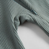 Grøn ribstrikket heldragt med lange ærmer og ben til baby