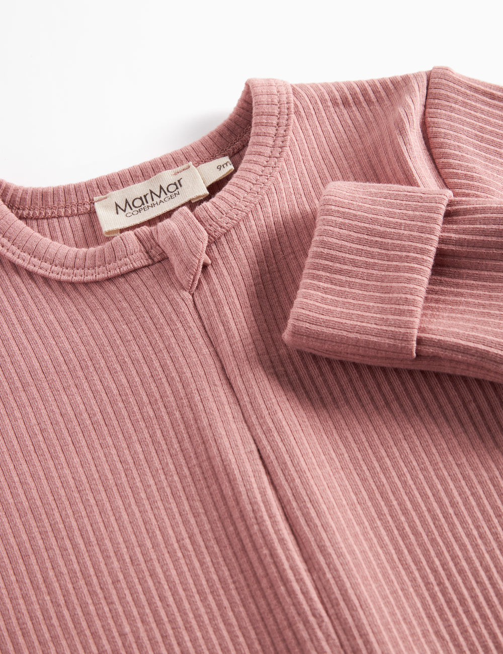 Lyserød ribstrikket heldragt med lange ærmer og ben til baby