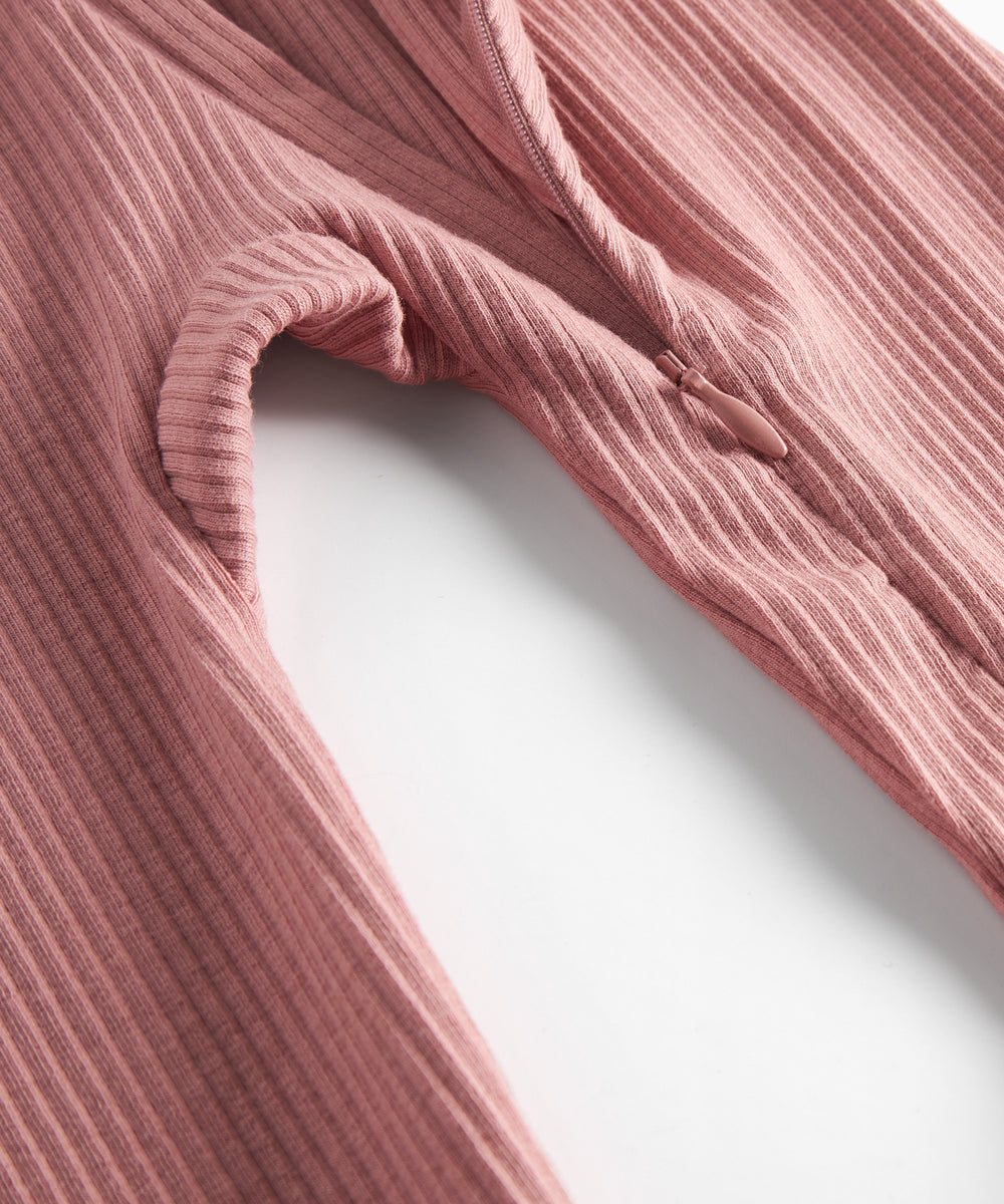 Lyserød ribstrikket heldragt med lange ærmer og ben til baby